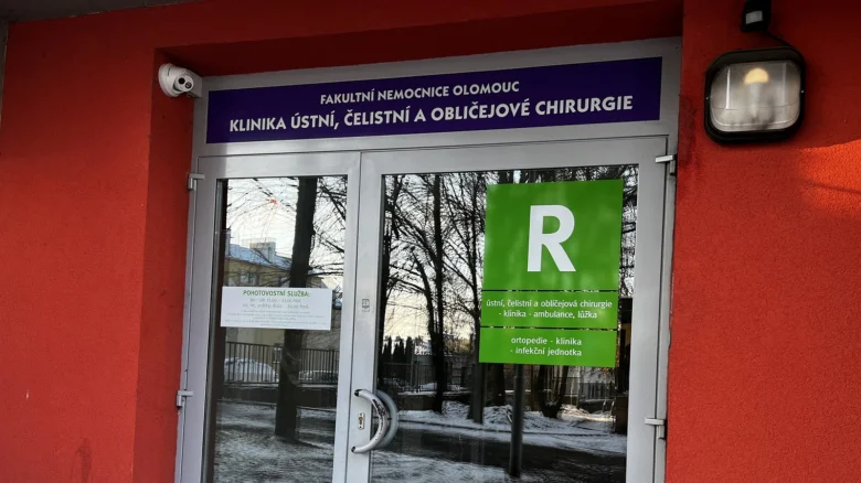Vstup do zubní pohotovosti v Fakultní nemocnici Oloмоuc