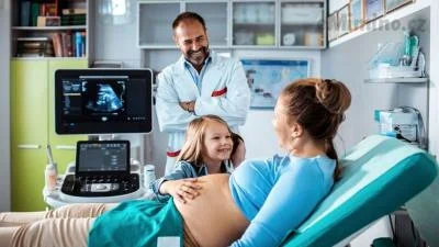 Těhotná žena podléhá ultrazvukovému vyšetření v ordinaci lékaře.