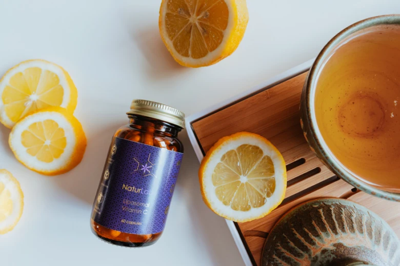 Fľaše lipozomálního vitamínu C s citrony a čajem