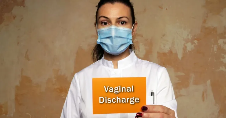 Lékařka drží tabuli s textem vaginální výtok.