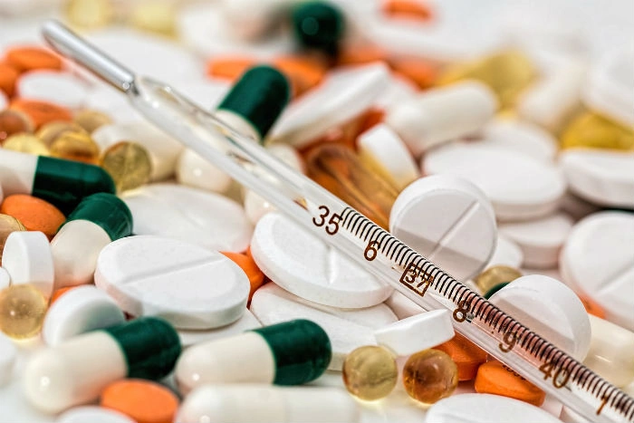 Teploměr mezi různými léky jako paracetamol