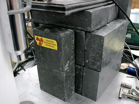 Bloky s radioaktivním materiálem pro ochranu před gama zářením.