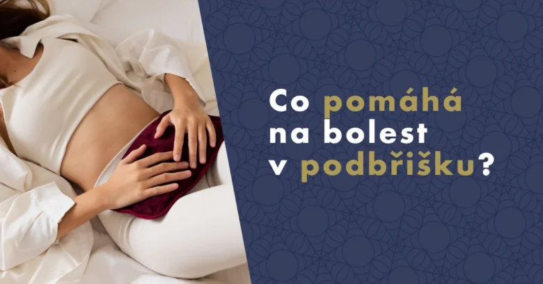 Žena drží horkou podložku na levém břiše pro úlevu od bolesti.