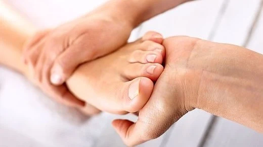 Masáž chodidla při rehabilitaci po výronu kotníku