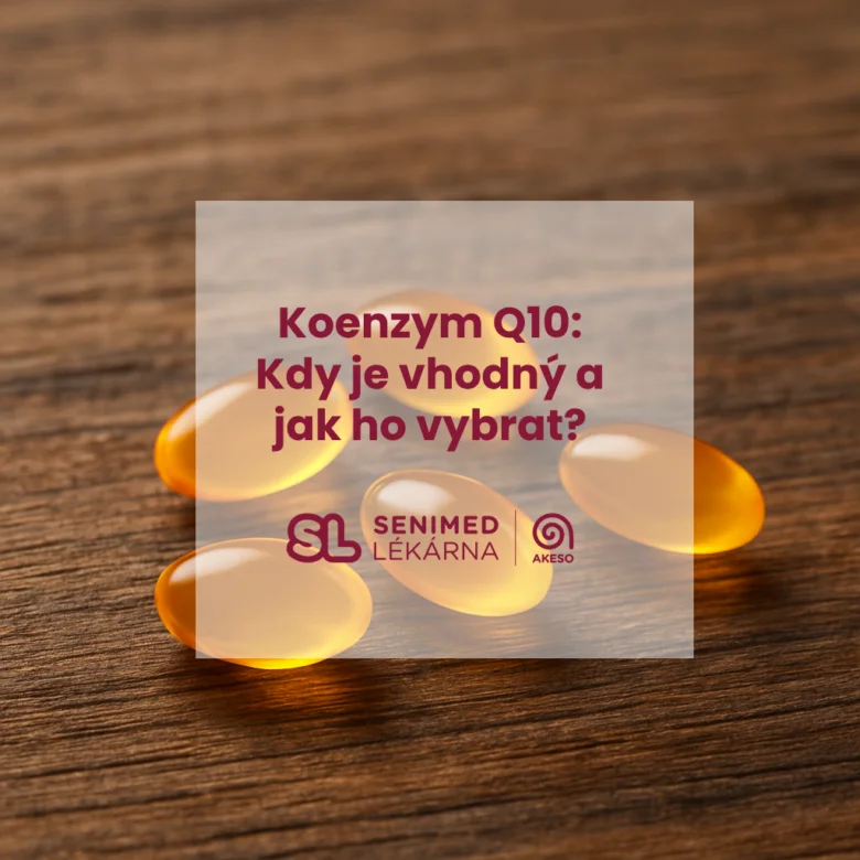 Žluté kapsle koenzymu Q10 na dřevěném povrchu.