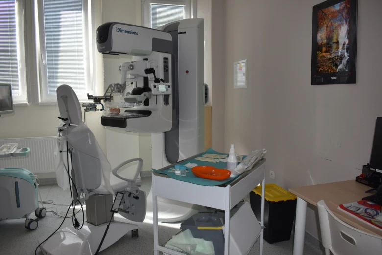 Mamografická místnost s diagnostickým zařízením v Českých Budějovicích.