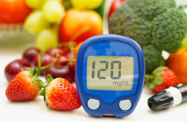 Digitální glukometr s čtením 120 mg/dl mezi ovocem a zeleninou.