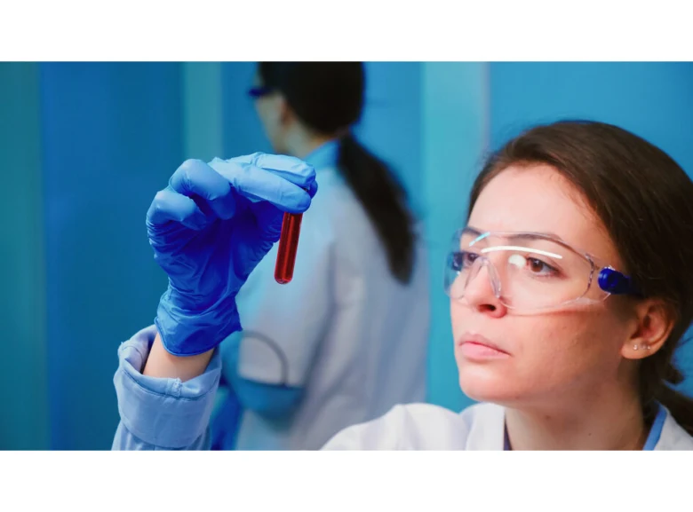 Vědkyně zkoumá vzorek v laboratoři při analýze kreatininu.