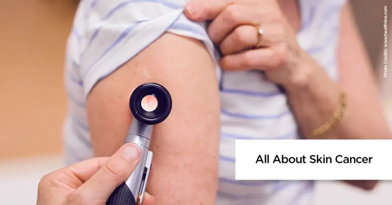 Dermatolog zkoumá kůži pacienta pomocí diagnostického přístroje.