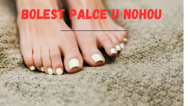 Páry nohou s lakovanými nehty na podlaze