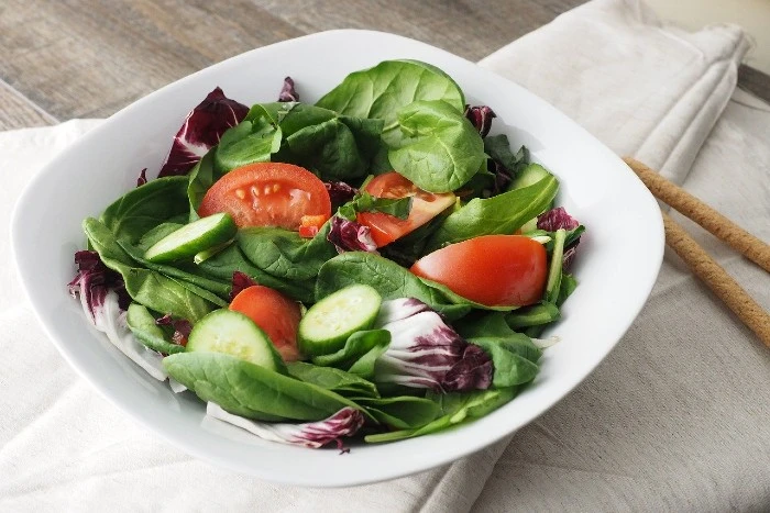 Čerstvá salátová směs se zeleninou vhodná pro žlučníkovou dietu.