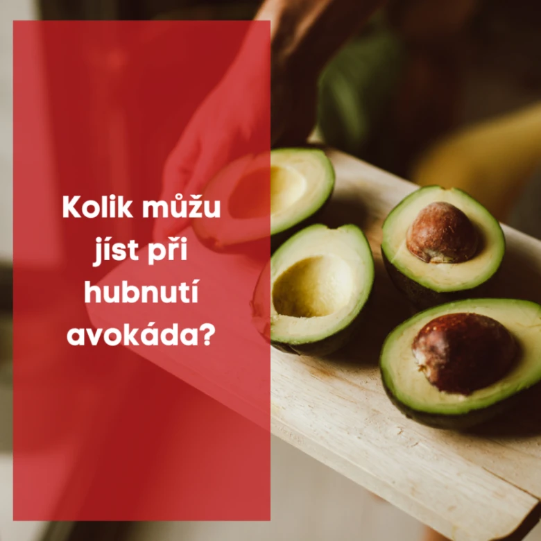Polovičky avokáda na dřevěném prknu připravené k použití.