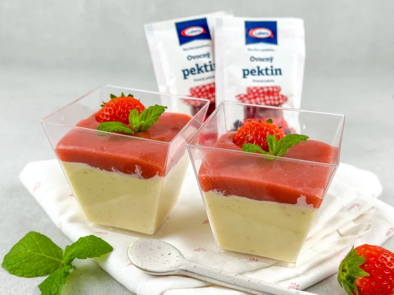 Dva vrstvené dezerty s jahodami a balíčky ovocného pektinu.