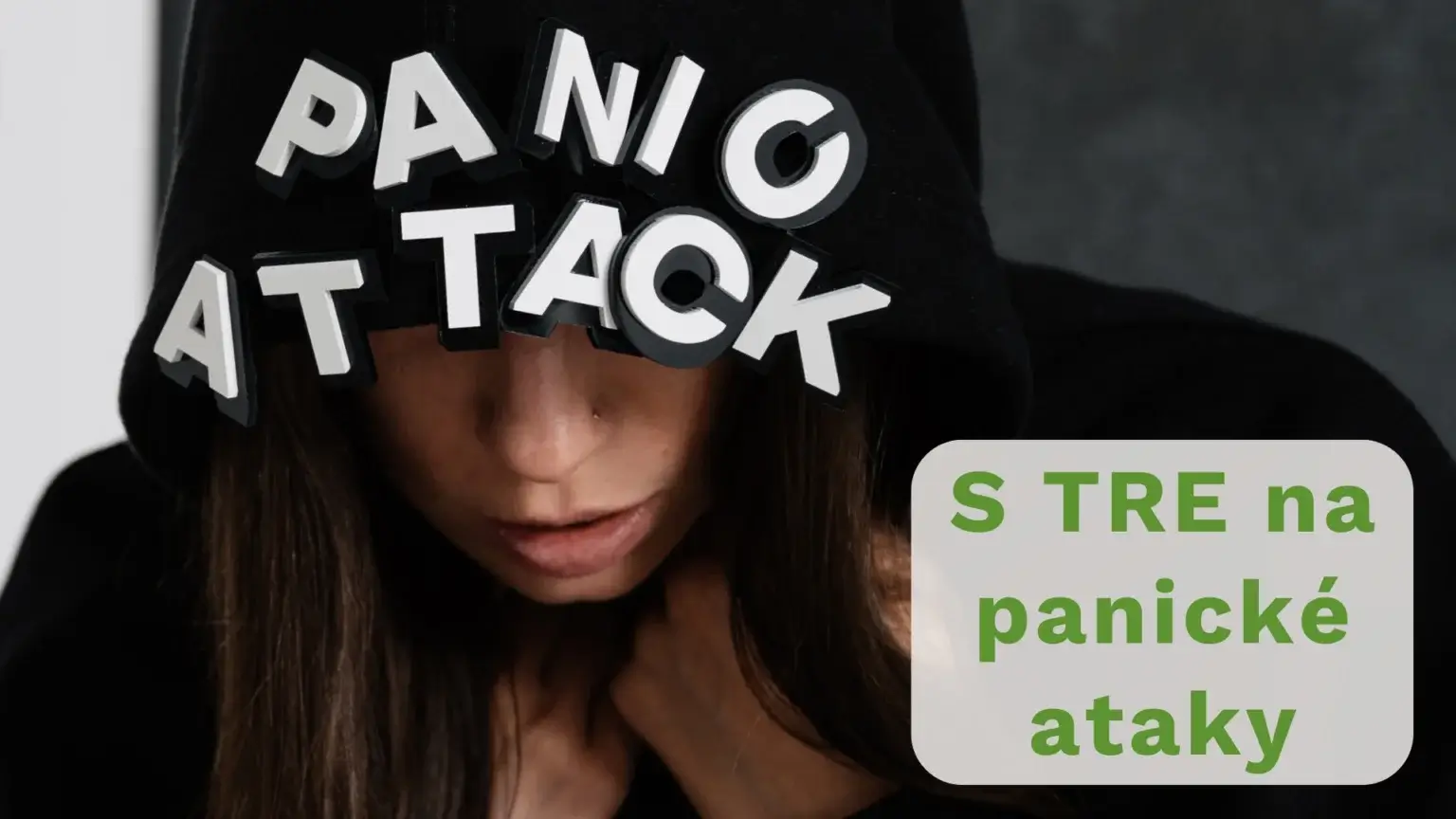 Žena v černé čepici s nápisem PANICKÁ ATAKA na obličeji.