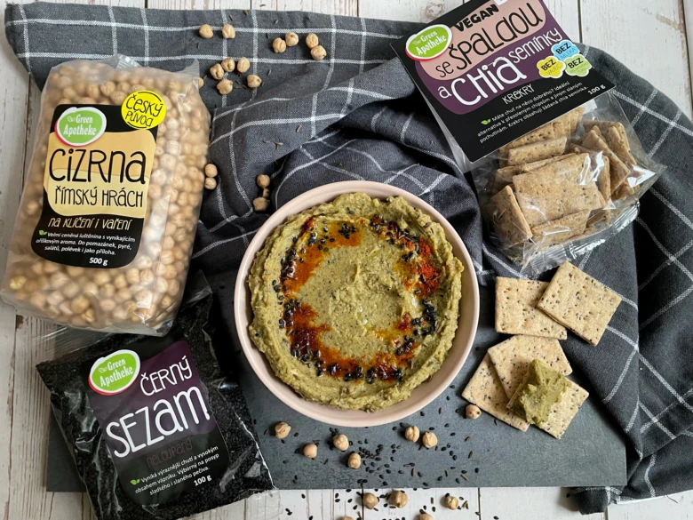 Zdravé suroviny: cizrna, sezam, chia a humus s chlebíčky