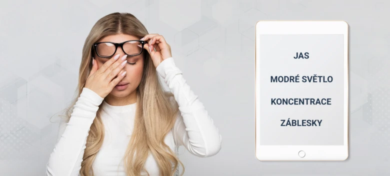 Žena s unavenýma očima u tablety se seznamem příznaků.