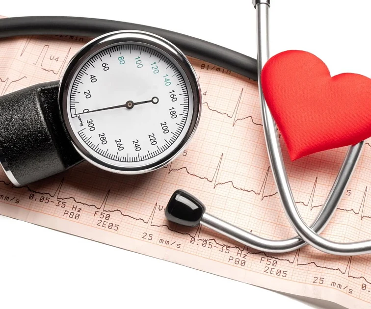 Stetoskop a manometr na papíru EKG pro téma krevního tlaku.