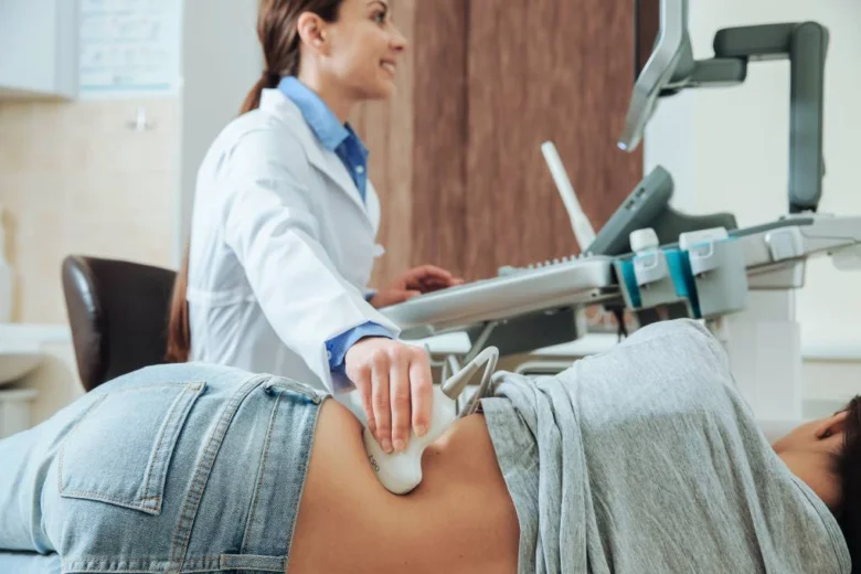 Lékař provádí ultrazvukové vyšetření břicha pacientovi.