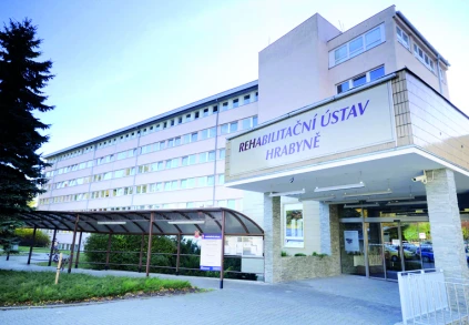 Fotografie rehabilitačního ústavu v Hrabyni, budova s vstupem.
