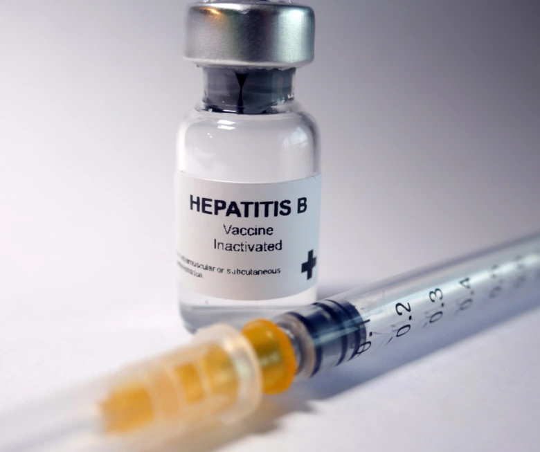 Flakon s vakcínou proti hepatitidě B a stříkačka