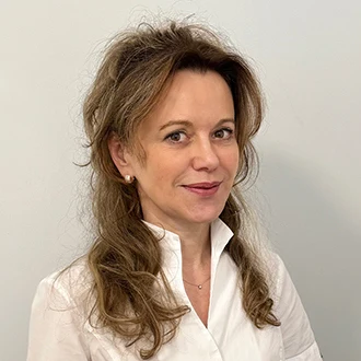Profesionální portrét ženy v bílé košili pro článek o psychiatrii.