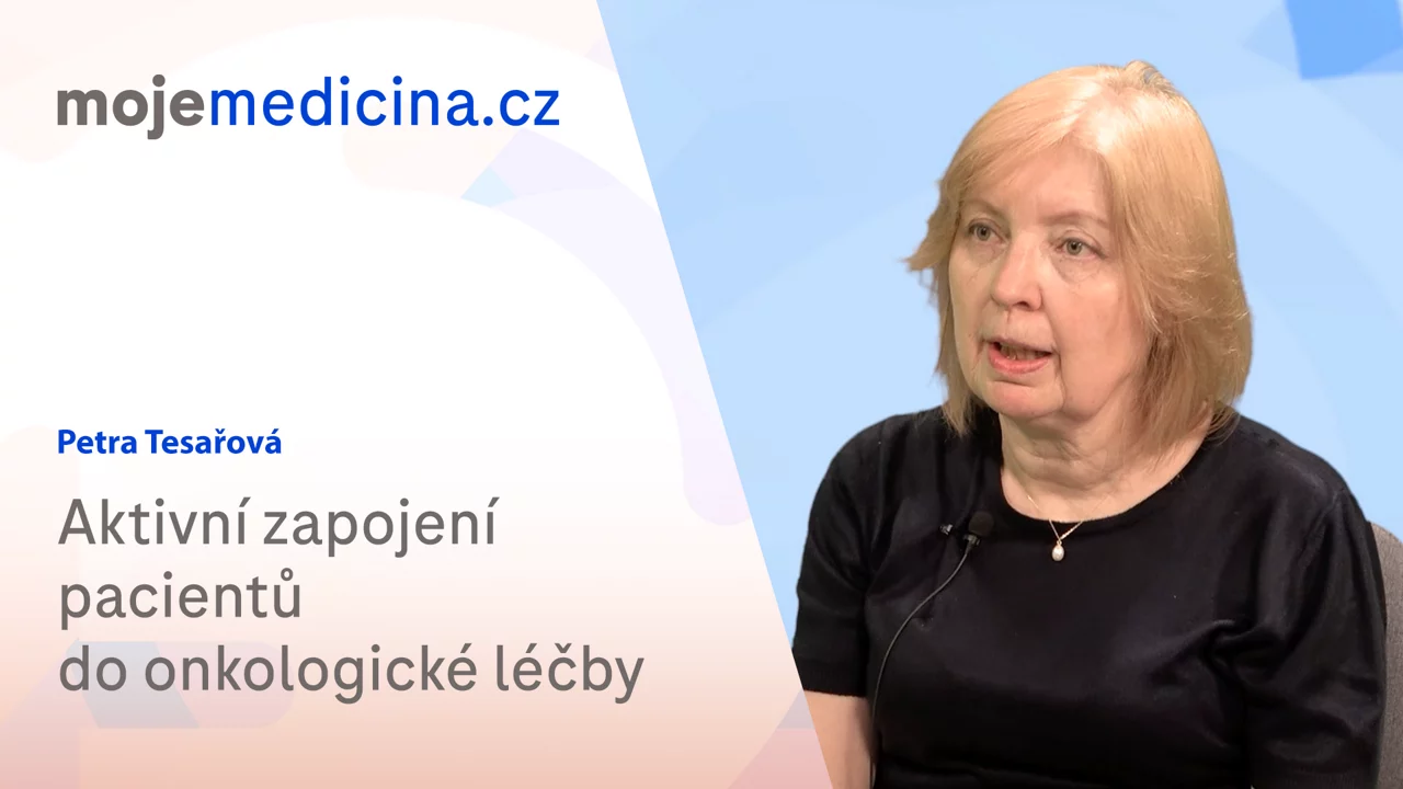 Žena mluví o aktivním zapojení pacientů do onkologické léčby.