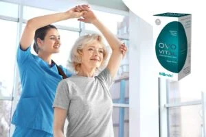 Přístroj pomáhající starší ženě cvičit pro prevenci osteoporózy.