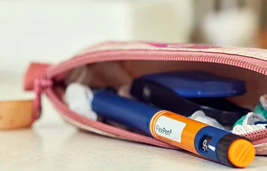 Inzulínová tužka v tašce s dalšími pomůckami pro diabetika