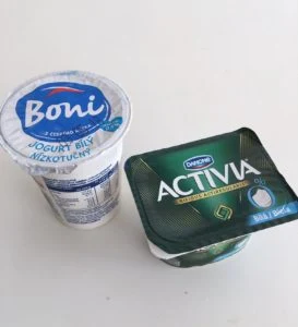Dva jogurty v malých nádobách značky Boni a Activia.