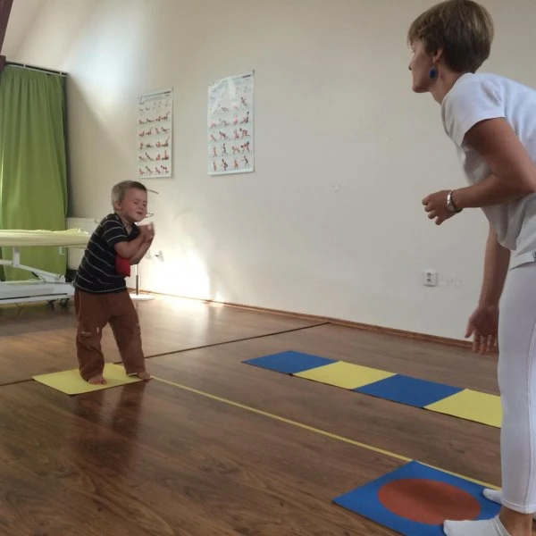 Dětská fyzioterapeutická cvičení pro dyspraxii s instruktorem.