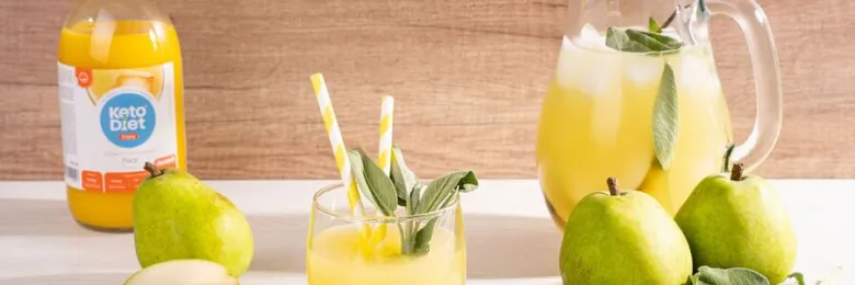 Žlutý nápoj Keto Diet s hruškami na dřevěném povrchu.