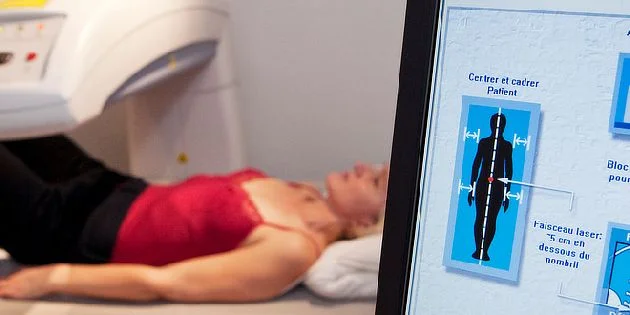 Pacient v tomografu pro vyšetření kostní hustoty