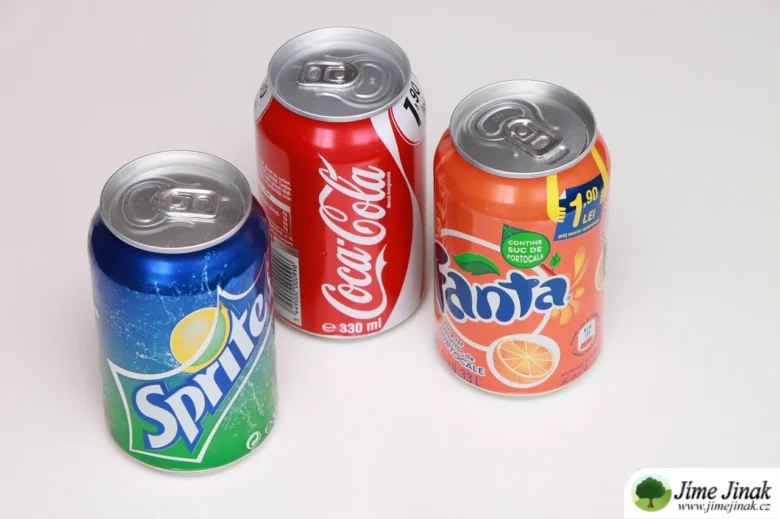 Tři plechovky s limonádami z hliníku na bílém pozadí.