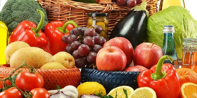 Čerstvé ovoce a zelenina v košíku na bílém pozadí.