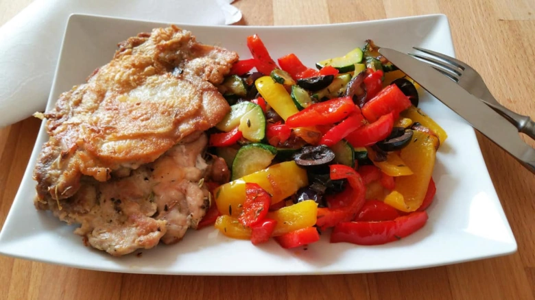 Paleo jídlo: smažený masový kousek s dušenými zeleninovými paprikami.