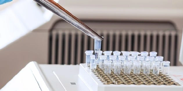 Laboratorní nástroj s kapátkem pro odběr vzorků tekutin.