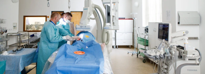 Lékaři provádějí chemoterapii nebo operaci v nemocničním sále.