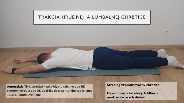 Cvičení trakce hrudní a lumbální páteře na podložce.