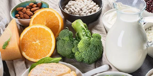 Mléko, brokolice, pomeranče a další potraviny bohaté na vápník pro prevenci osteoporózy.