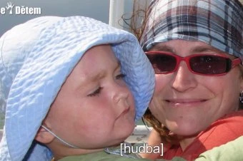 Žena s dítětem v modrém klobouku, ilustrační foto.