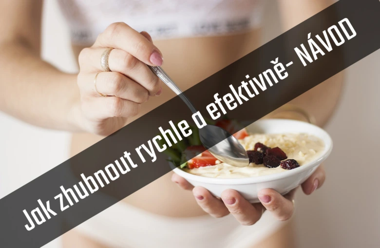 Žena drží misku s kaší a jahodami pro zdravou stravu.