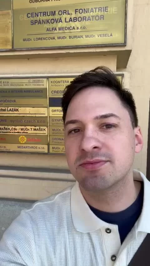 Muž stojí před tabulí s názvy lékařských specializací.