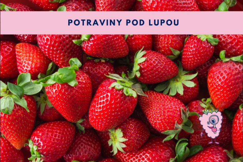Čerstvé červené jahody s listovými vršky v detailu.