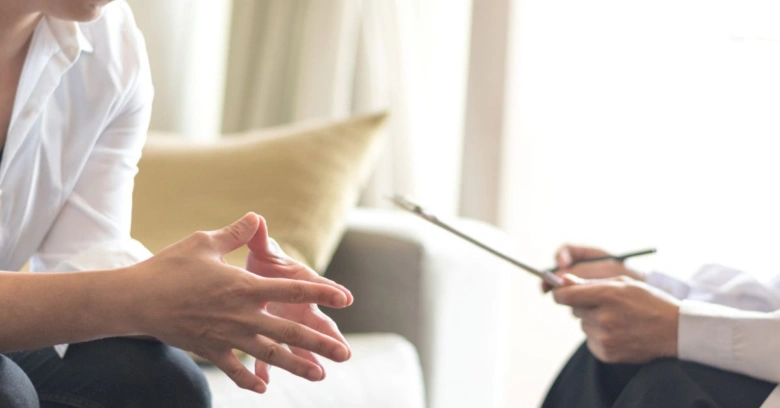 Terapeutická konverzace mezi klientem a psychoterapeutem s poznámkami.