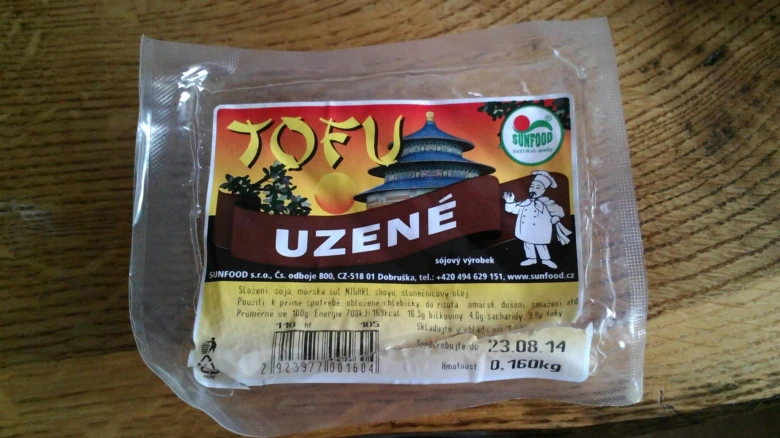 Balíček uzeného tofu s českým označením výživových hodnot.