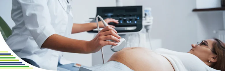 Ultrazvukové vyšetření břicha u těhotné ženy v ordinaci.