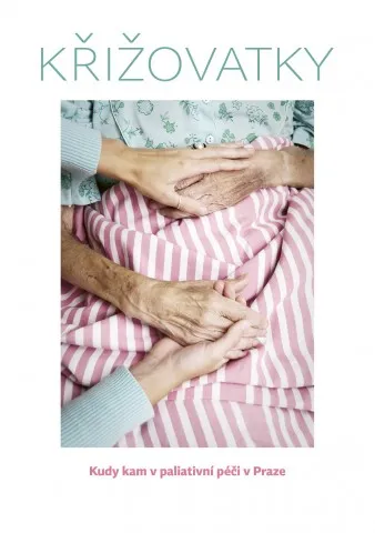 Péče o starého člověka v paliativní péči s něžným dotykem rukou.