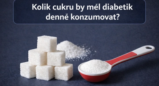 Bílé kostky cukru vedle lžičky s granulovaným cukrem.