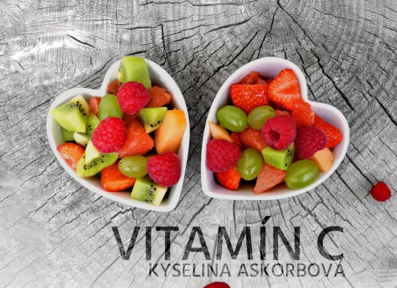 Dva srdcové misky plné čerstvého ovoce jako zdroj vitamínu C.