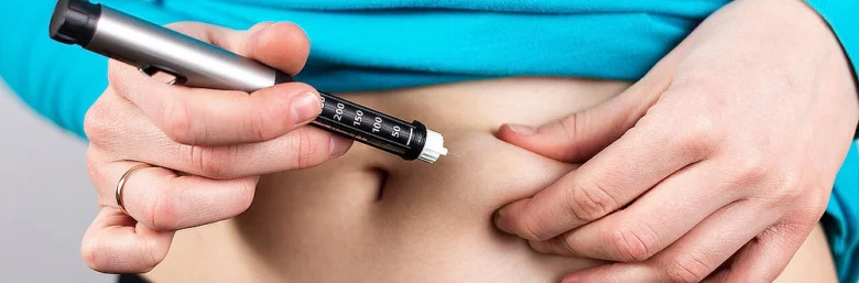 Inzulínová injekce do břišní stěny pro diabetiky typu 1.